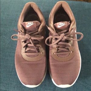 Nike Tanjun mauve running shoes tennis sneakers